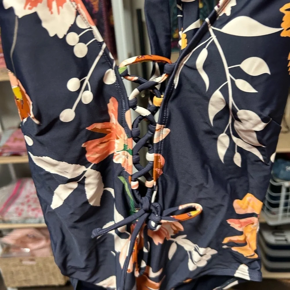 Cupshe Floral Navy One Piece Swimsuit size medium - Picture 3 of 4